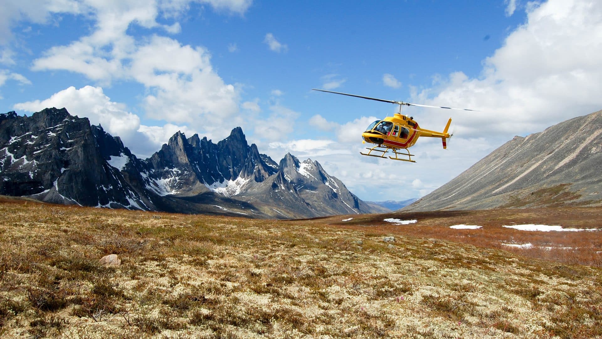 Patagonia des Nordens - Trekking Tombstone Mountain